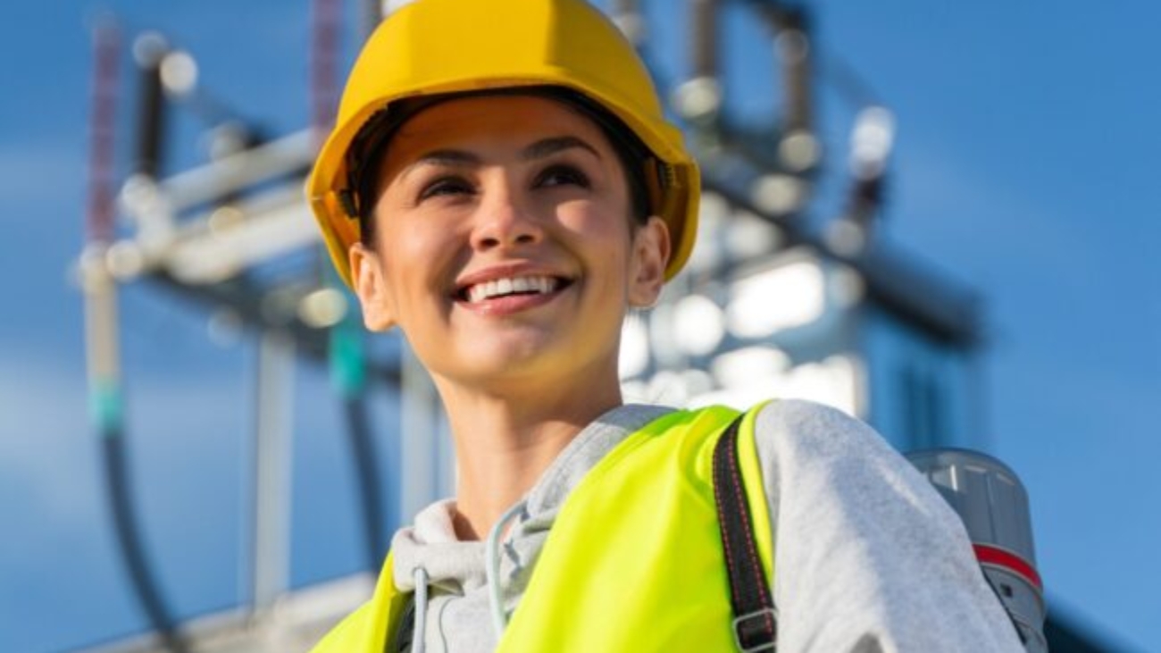 Beautiful,Female,Inspector,Looking,At,Solar,Panels,Then,Makes,Notes