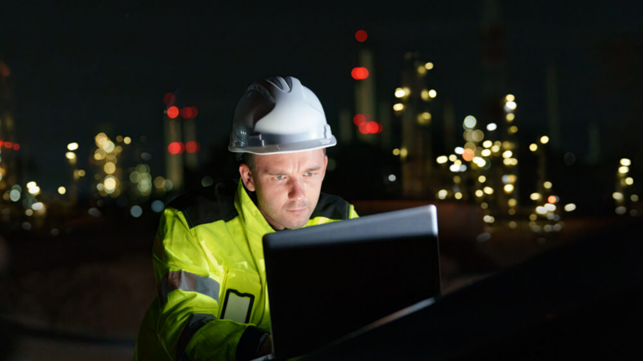 Field service technician using field service management software on a tablet