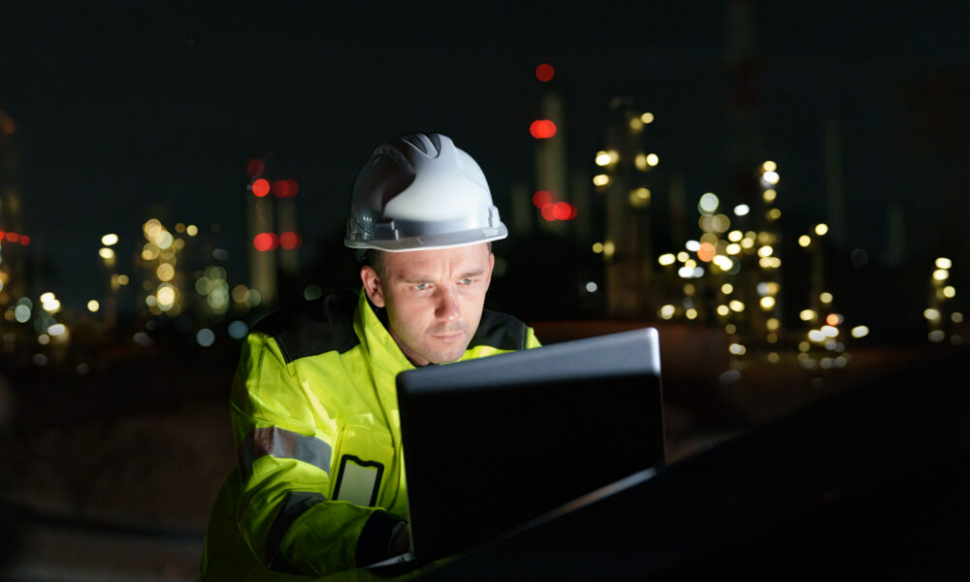 Field service technician using field service management software on a tablet